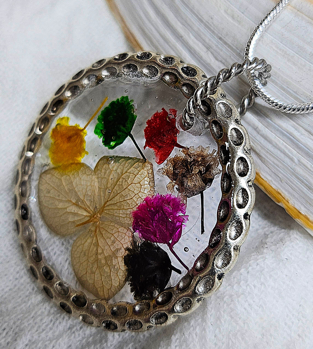 Charming Dried Flower Pendant Necklace in Resin with Stainless Steel Chain for Nature Lovers  Unique Floral Jewelry Accessory