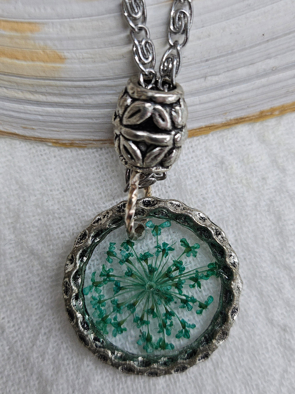 Handcrafted Dried Flower Pendant Necklace - Mini Botanical Garden Jewelry for Nature Lovers - Unique Floral Accessory