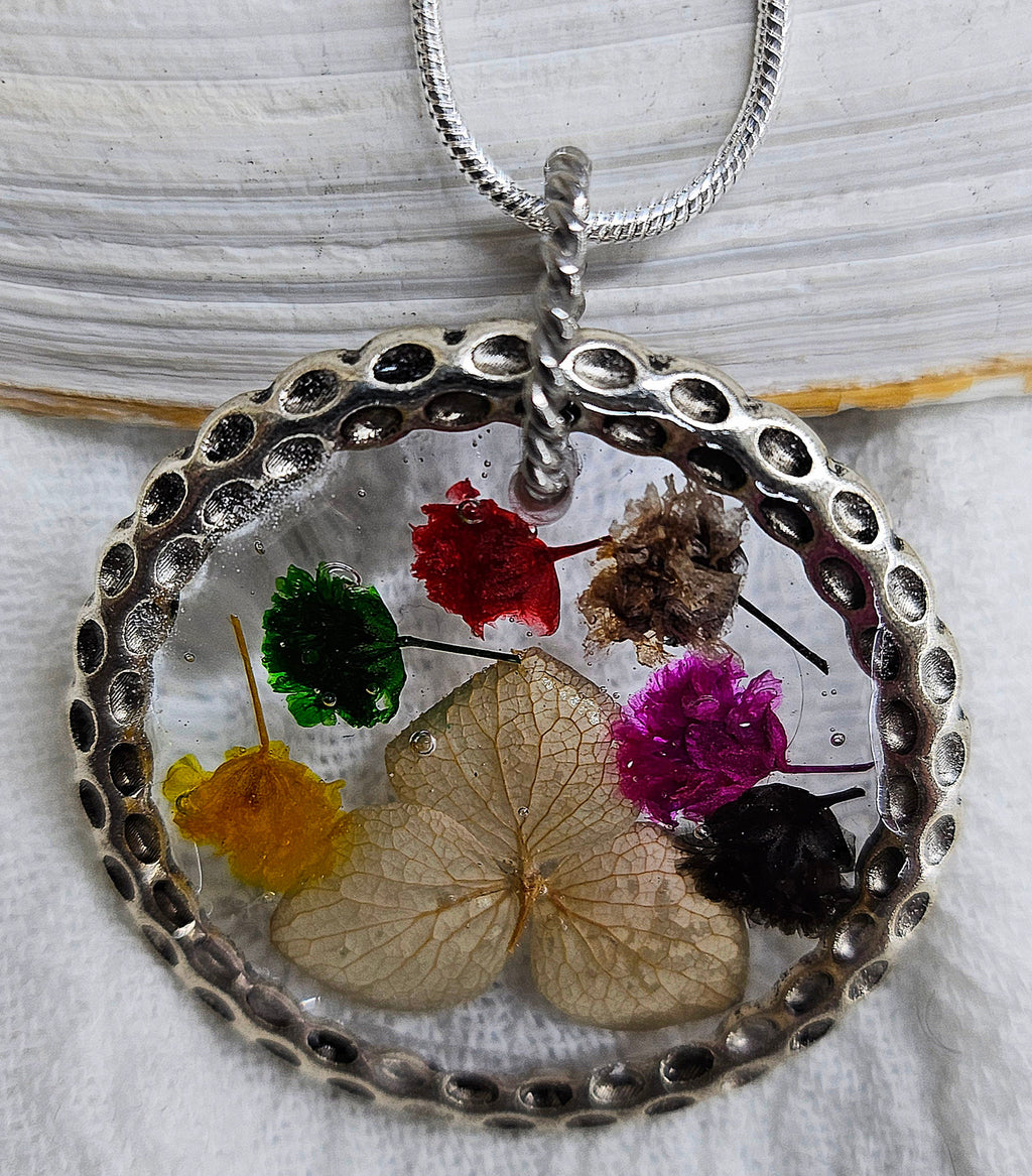 Charming Dried Flower Pendant Necklace in Resin with Stainless Steel Chain for Nature Lovers  Unique Floral Jewelry Accessory