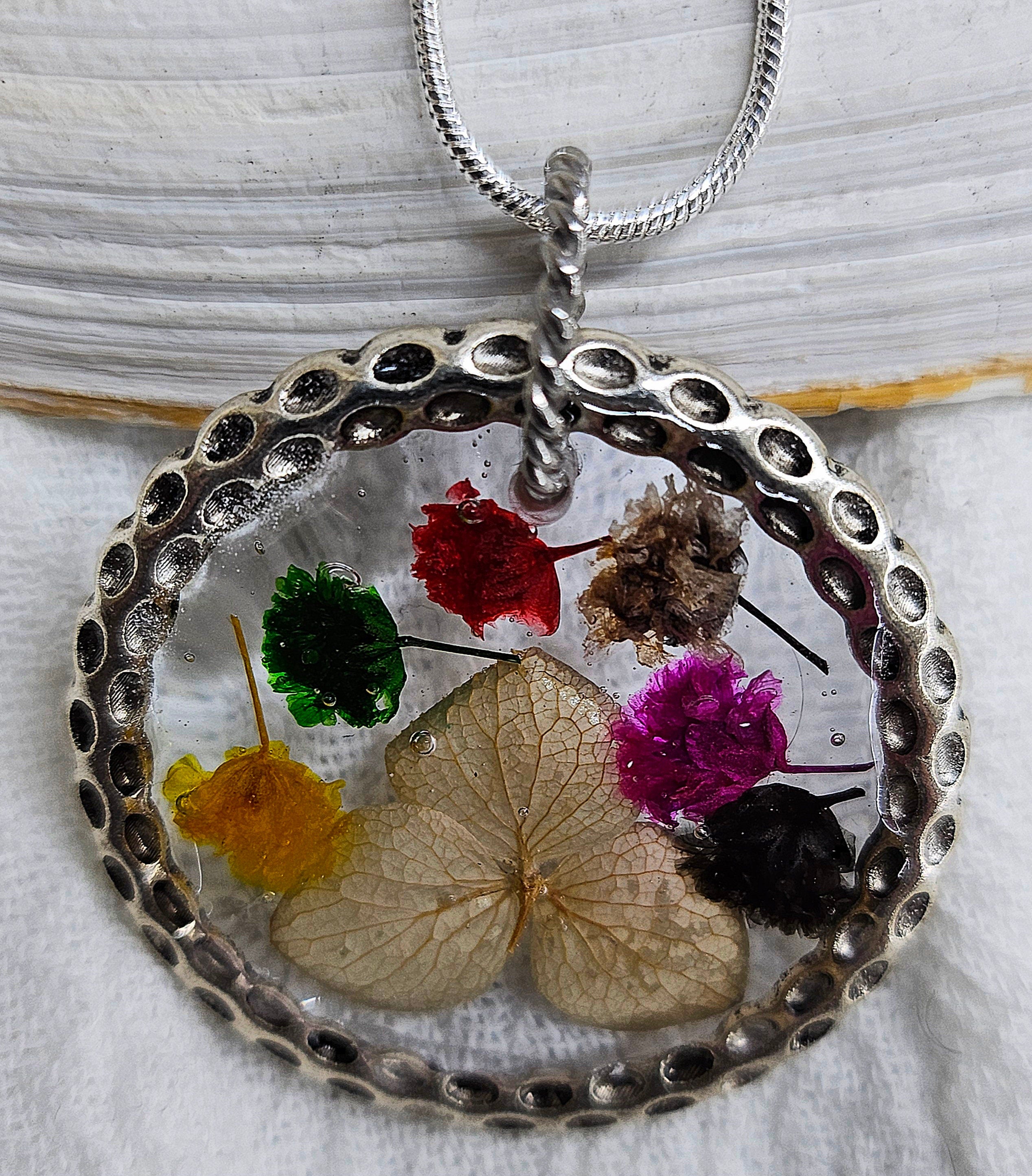Charming Dried Flower Pendant Necklace in Resin with Stainless Steel Chain for Nature Lovers  Unique Floral Jewelry Accessory