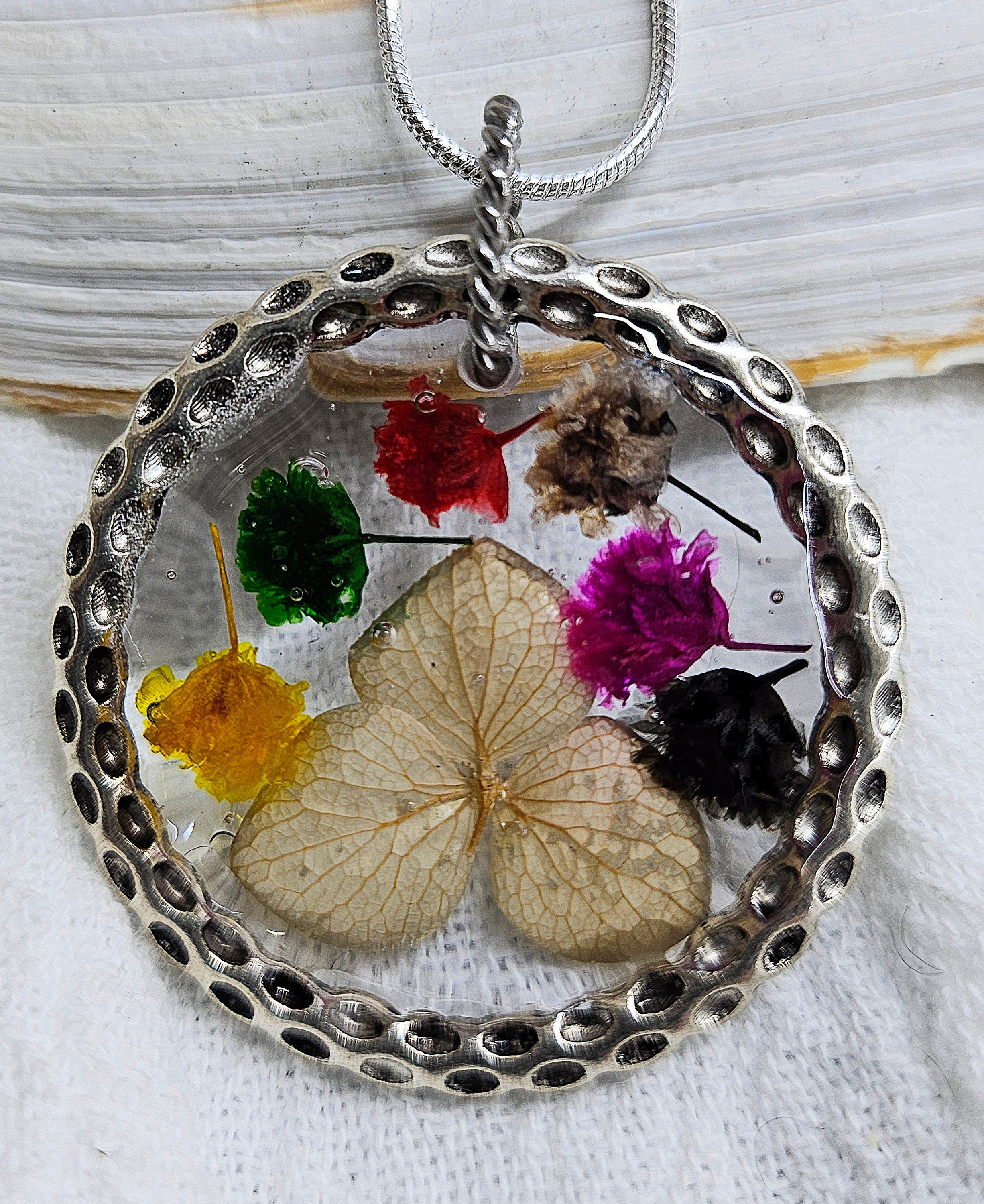 Charming Dried Flower Pendant Necklace in Resin with Stainless Steel Chain for Nature Lovers  Unique Floral Jewelry Accessory