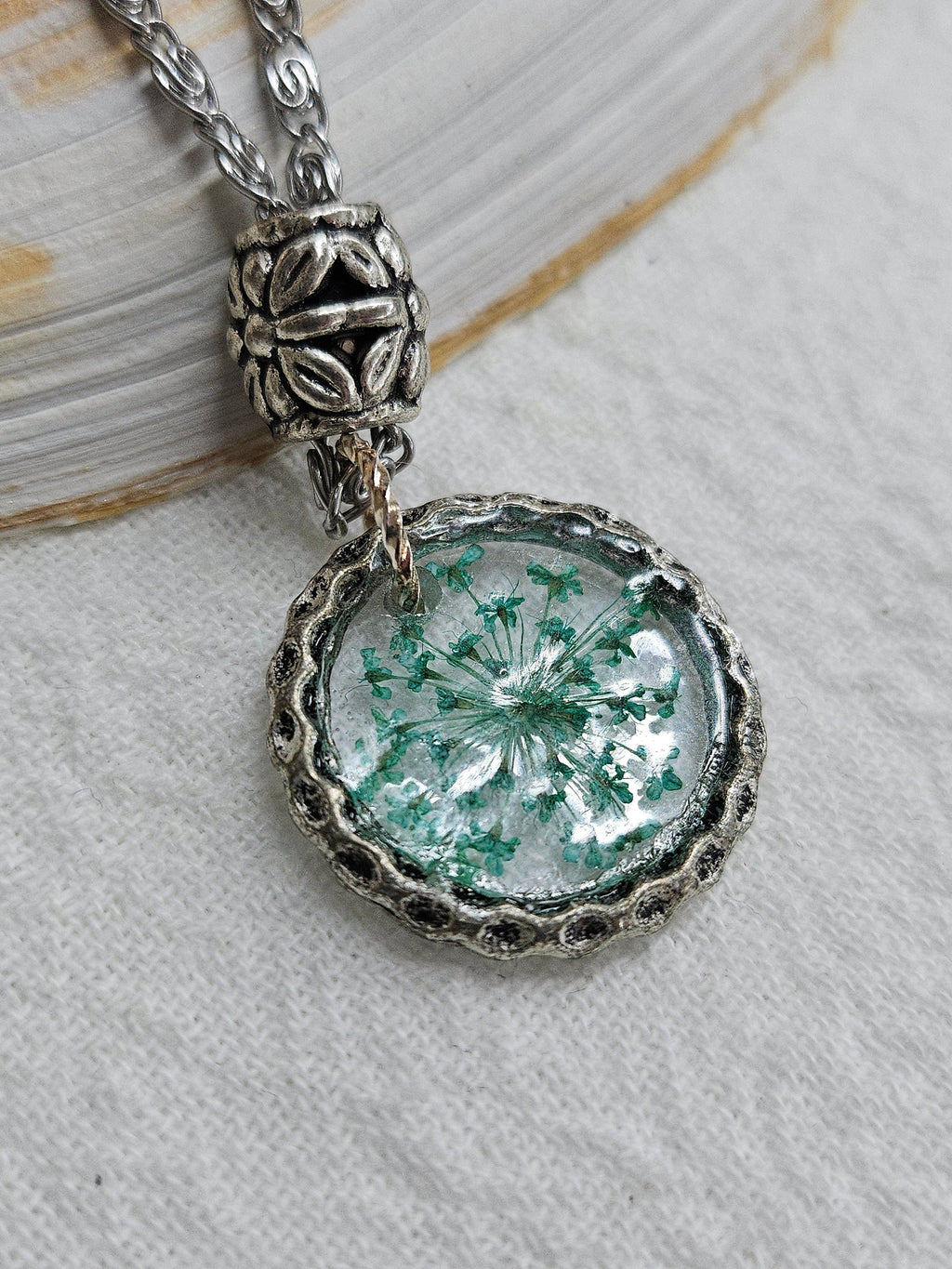 Handcrafted Dried Flower Pendant Necklace - Mini Botanical Garden Jewelry for Nature Lovers - Unique Floral Accessory