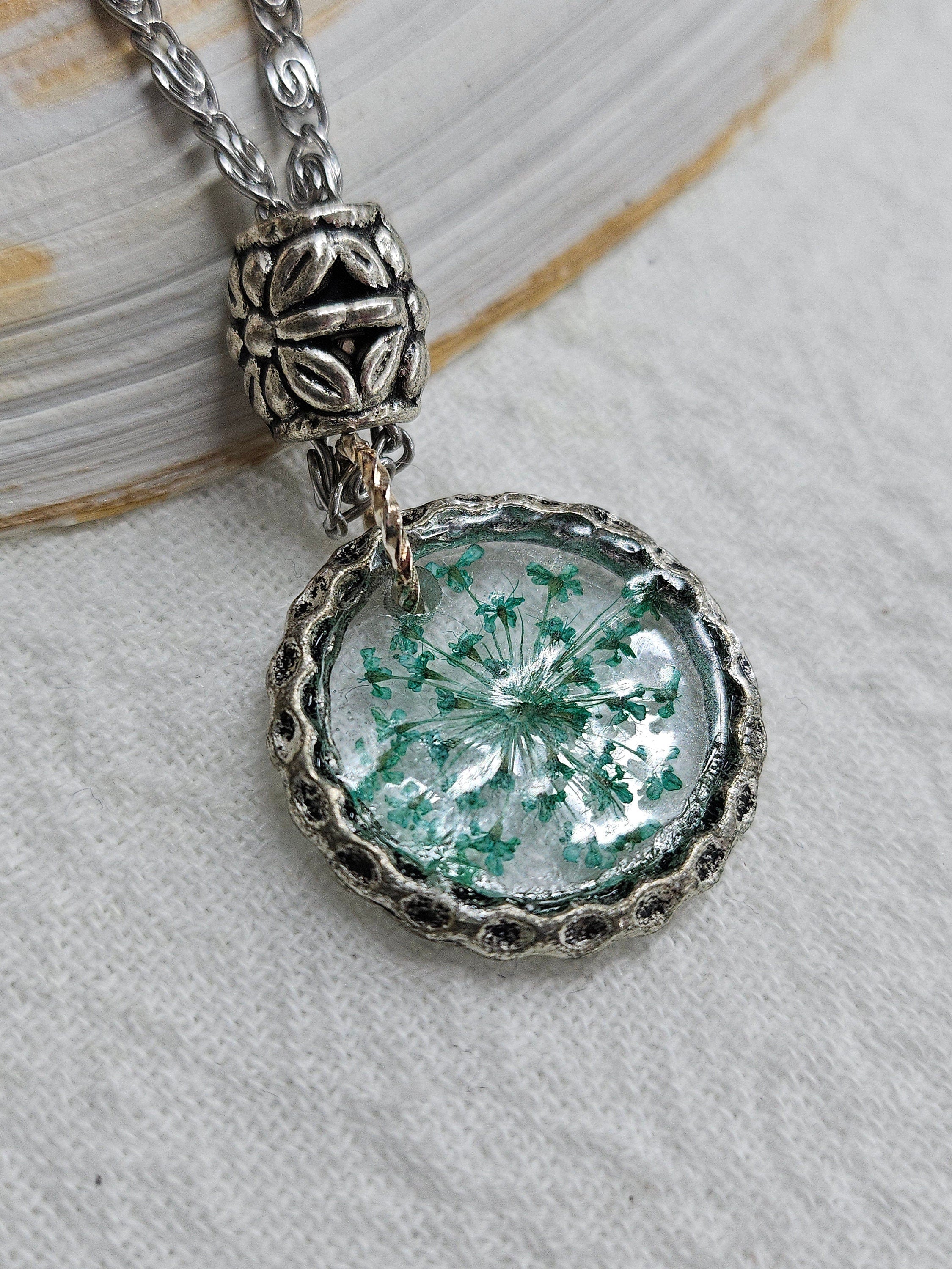 Handcrafted Dried Flower Pendant Necklace - Mini Botanical Garden Jewelry for Nature Lovers - Unique Floral Accessory