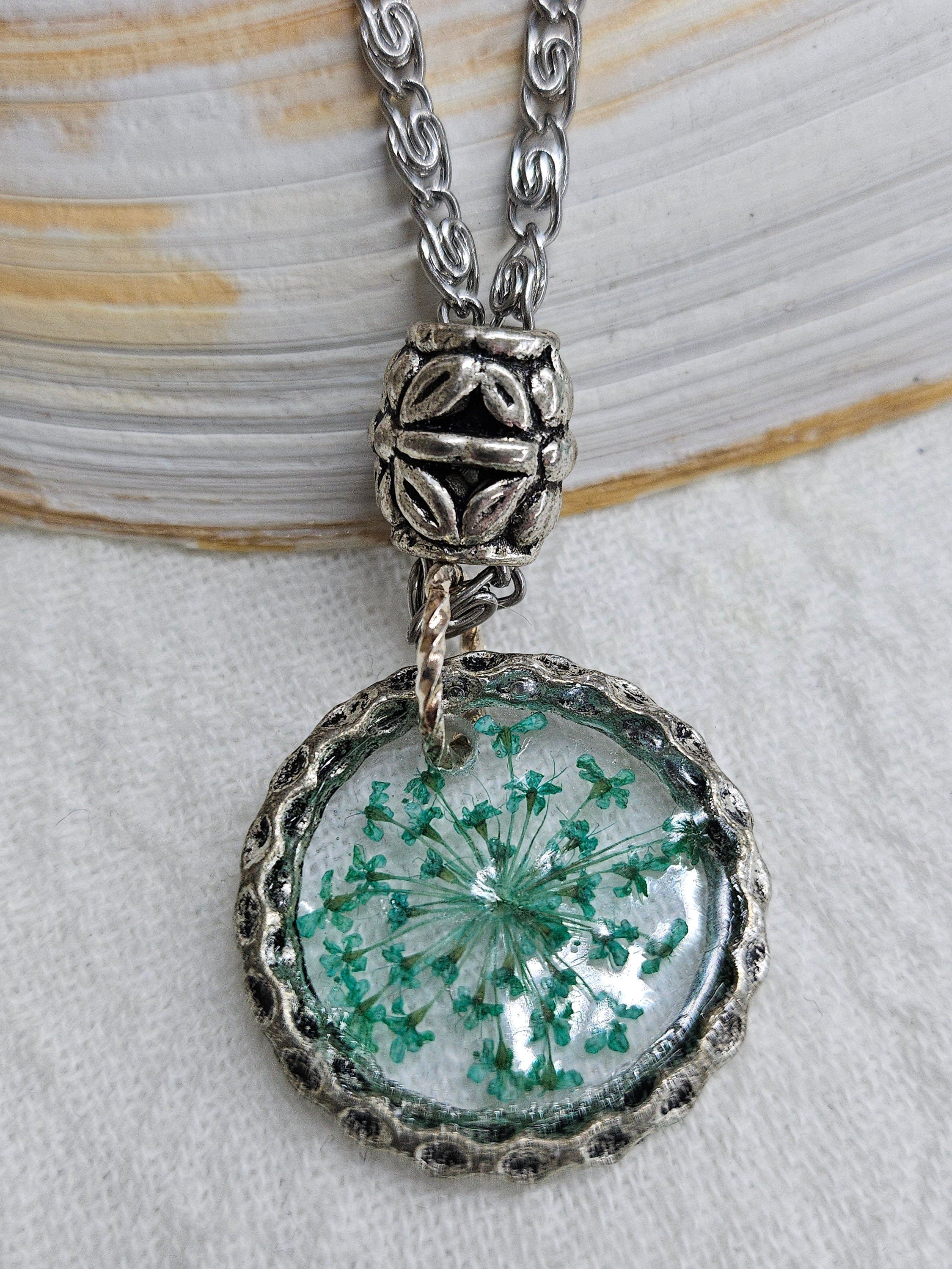 Handcrafted Dried Flower Pendant Necklace - Mini Botanical Garden Jewelry for Nature Lovers - Unique Floral Accessory