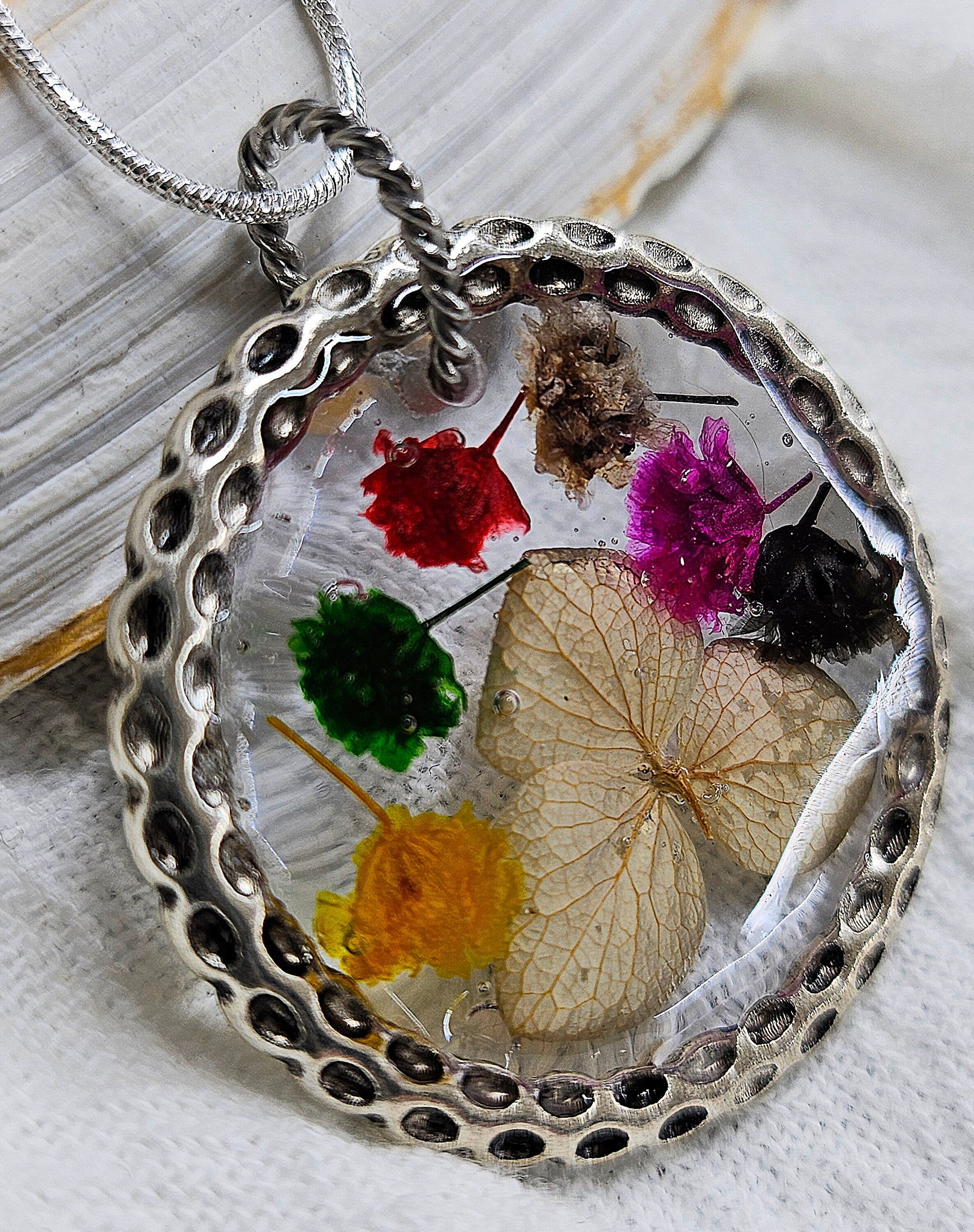 Charming Dried Flower Pendant Necklace in Resin with Stainless Steel Chain for Nature Lovers  Unique Floral Jewelry Accessory